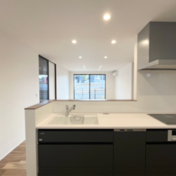 対面キッチン」にすることで、18帖のLDK全体がさらに一体感を増し、理想の平屋の形が見えてきましたね。  特に「キッチンから脱衣所・お風呂へ続く動線」がある場合、家事のしやすさはもちろん、家族の気配を常に感じられるのが最大の魅力です。キッチン