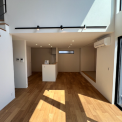 キッチンから畳・リビングを見渡せる設計居間