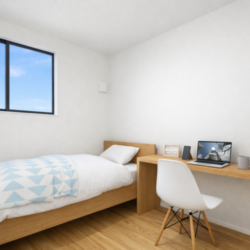 子供部屋（4.4帖）× 2室:  北側に配置。廊下に出ればすぐに家族と視覚的に繋がれる設計。洋室