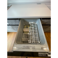 「明るい18.8帖のLDK」＋「明るい対面キッチン」＋「食洗機付き」。 家事の効率がぐんと上がり、食後のリラックスタイムを18.8帖の広々としたリビングでゆったり過ごせる、完璧なセットアップですね！キッチン