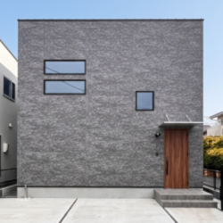 菊陽町津久礼1号棟 ４LDK 街に映えるモダンなファサードが印象的な新築住宅。 18帖もの大空間LDKはキッチンからリビング全体が見渡せるオープンな設計。 水回りを集約した効率的な家事動線により、忙しい毎日の負担を軽減。 建物前面の駐車スペースは、並列で可能。仲介手数料0円！！