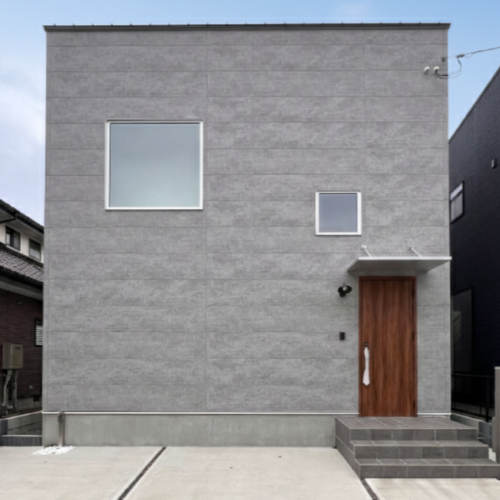 菊陽町津久礼2号棟 ４LDK	余計な装飾を削ぎ落した、グレーの石目調が美しいスクエアモダンな外観デザイン。 間取りは多彩なライフスタイルに応える4LDK。 家族が自然に集うゆとりあるLDKに、階段下収納やパントリーなど、生活動線に配慮した収納が充実。 建物前面には出し入れがスムーズな並列駐車スペースを設け、毎日の快適なカーライフをサポート。仲介手数料０円！！