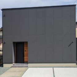 北区清水新地1号地 ４SLDK 城北小学校まで徒歩1分。住みやすい環境が整っており、子育てにやさしい立地です！ 外観はグレーで統一しシンプルな見た目に仕上げました。間取りは家事動線に配慮しておりますのでとても快適。 キッチンからは畳コーナー、リビングも見渡すことができるので、お子様の遊ぶ様子を見守りながら家事ができて安心。 デザイン性と間取りにこだわった贅沢なおうちで快適な生活を送ってみませんか？仲介手数料０円！！