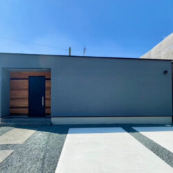 「おしゃれな平屋」への憧れ、とてもよくわかります。最近はワンフロアで生活が完結する効率の良さと、庭との距離の近さから、若い世代からシニア世代まで圧倒的な人気ですよね。せっかく平屋を建てるなら、単なる「1階建ての家」ではなく、デザイン性にこだわった特別な空間にしたいところです。外観