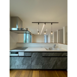 「明るい18.8帖のLDK」に「明るい対面キッチン」。まさに理想的な組み合わせですね！ キッチンに立ちながら、明るいリビング越しに家族の様子や外の景色を眺められるのは、家事の時間をぐっと楽しくしてくれます。キッチン