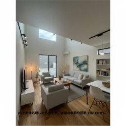 「大窓から降り注ぐ陽光が、家族の笑顔をより鮮やかに照らします。」居間